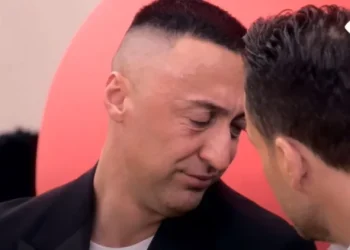 Ledioni futet në shtëpi dhe i jep lajmin e trishtë G Banit. Këngëtari largohet me lot…