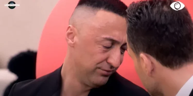 Ledioni futet në shtëpi dhe i jep lajmin e trishtë G Banit. Këngëtari largohet me lot…