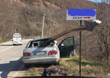 E FUNDIT/ Trafikndarësja i futet makinës “mes për mes”, aksident i frikshëm në…