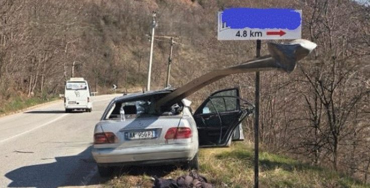 E FUNDIT/ Trafikndarësja i futet makinës “mes për mes”, aksident i frikshëm në…