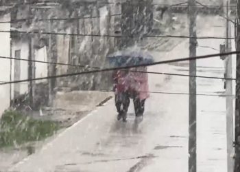 Dëborë në mes të pranverës, shikoni PAMJET e pazkonta nga qyteti…