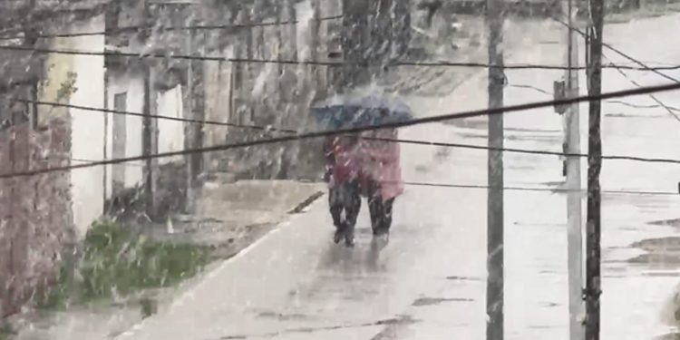 Dëborë në mes të pranverës, shikoni PAMJET e pazkonta nga qyteti…