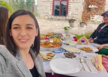 VIDEO/ Kandidatja e PS “godet” sërish, fton Gaz Bardhin: Hajde fut diçka në gojë…