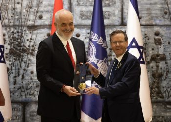 E bujshme/ Kryeministri Rama merr “Medaljen Presidenciale” nga shteti…