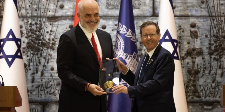 E bujshme/ Kryeministri Rama merr “Medaljen Presidenciale” nga shteti…