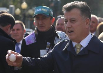 VIDEO/ Flamur Nokën e “përzënë” në Kombinat, largohet bashkë me militantët e tij