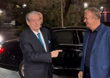 Sandër Frangaj del e pret tek dera, Berisha habit: E di që unë do fitoj këtë radhë, prandaj…