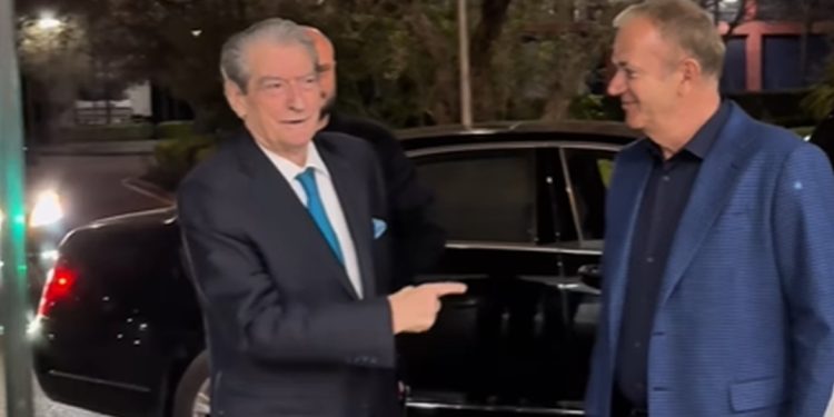 Sandër Frangaj del e pret tek dera, Berisha habit: E di që unë do fitoj këtë radhë, prandaj…