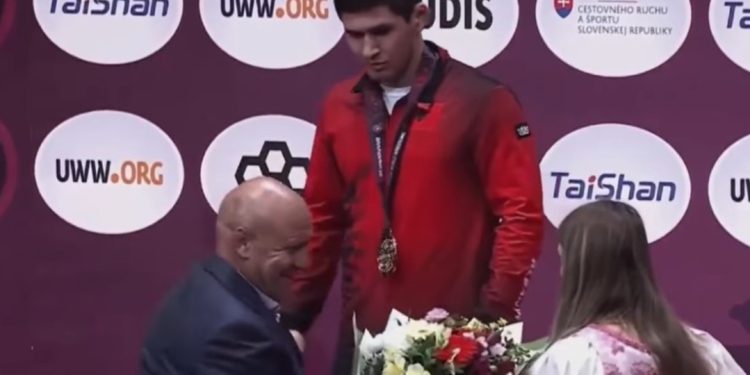 VIDEO-SKANDAL/ Presidenti i Federatës Ruse shtyn mundësin Shqiptar, gjest i turpshëm…