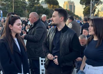 VIDEO/ Ilir Meta në qeli, dërgon fëmijët e tij të marrin pjesë në mitingun e Berishës