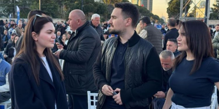 VIDEO/ Ilir Meta në qeli, dërgon fëmijët e tij të marrin pjesë në mitingun e Berishës