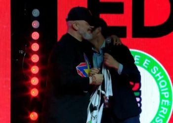 “Ediii, Ediii…”/ Kryeministri surprizohet nga ish-lojtari i Juventusit në mes të Italisë