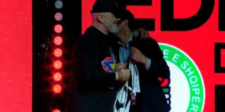 “Ediii, Ediii…”/ Kryeministri surprizohet nga ish-lojtari i Juventusit në mes të Italisë