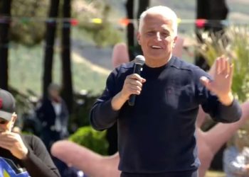 “Më kujtohet kur isha lakuriq”/ Batuta mes Ramës dhe Majkos: E kemi veshur ne…