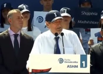 VIDEO/ “Ta nderojmë Papën me një mut heshtje”, gafa e Berishës bën xhiron e rrjetit