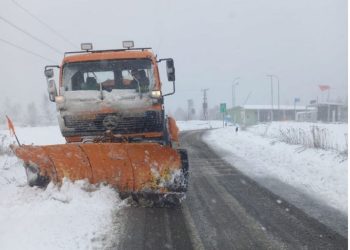 “Çmendet” moti në Pranverë/ E pabesueshme! Sa ka arritur trashësia e dëborës në…