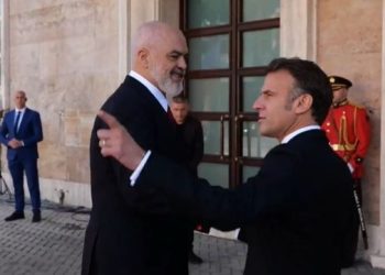 Presidenti francez Macron mbërrin në Kryeministri, pritet nga Rama