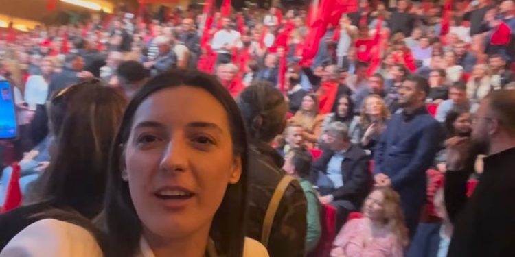 Zegjineja tallet keq: Gazo ka dal deti këtu në Fier, ti s’di as not. Merr gomerdaren e bababufit…