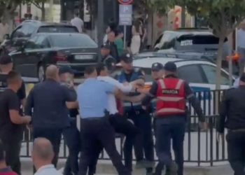 “Mos më prek me dorë”, momenti kur kandidati i PD bën sherr me policinë/ VIDEO