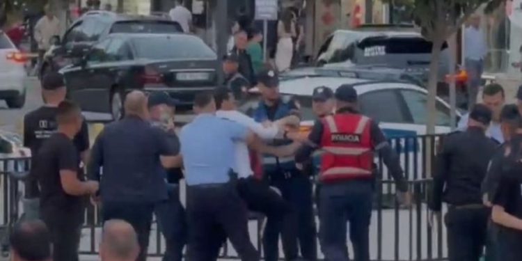 “Mos më prek me dorë”, momenti kur kandidati i PD bën sherr me policinë/ VIDEO