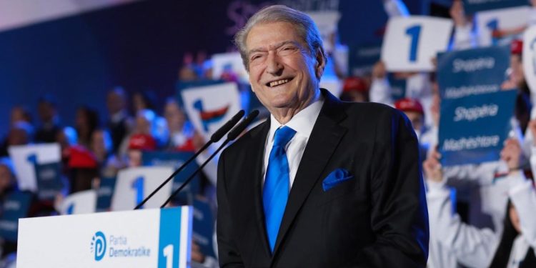 As sheshi “Skënderbej”, as “Nënë Tereza”/ Berisha befason me vendin, ja mitingu përmbyllës…