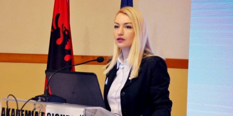 E FUNDIT/ Fitoi mandatin e deputetes, Romina Kuko dorëhiqet nga…