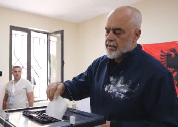 Rama dhe bashkëshortja e tij votojnë në Surrel, ja çfarë thotë Kryeministri…