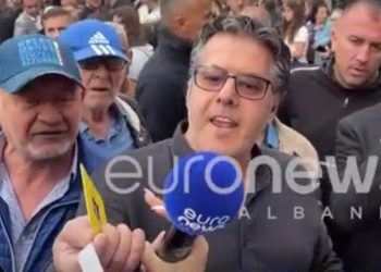 VIDEO e turpshme! Deputetët e PD sulmojnë gazetaren, Paloka i “tërheq” badge nga qafa