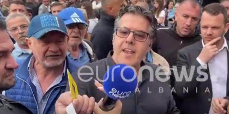 VIDEO e turpshme! Deputetët e PD sulmojnë gazetaren, Paloka i “tërheq” badge nga qafa
