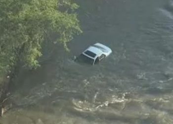 Aksident i frikshëm/ Makina bie në lumë, brenda shoferja me dy fëmijët e saj