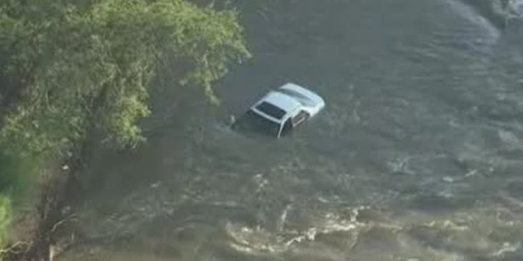 Aksident i frikshëm/ Makina bie në lumë, brenda shoferja me dy fëmijët e saj