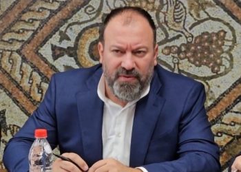“Do t’ju hamë të gjallë”/ Mazniku i përgjigjet “flakë për flakë” Alizotit…