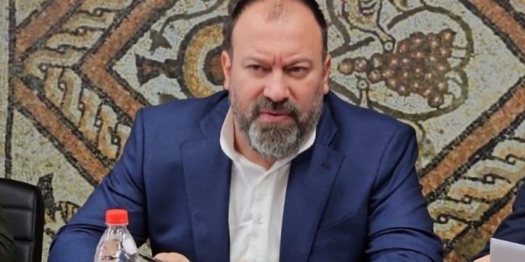 “Do t’ju hamë të gjallë”/ Mazniku i përgjigjet “flakë për flakë” Alizotit…