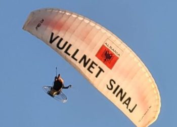 E rëndë në Himarë! Aksidentohet parashutisti me banderolën elektorale të PS/ PAMJET