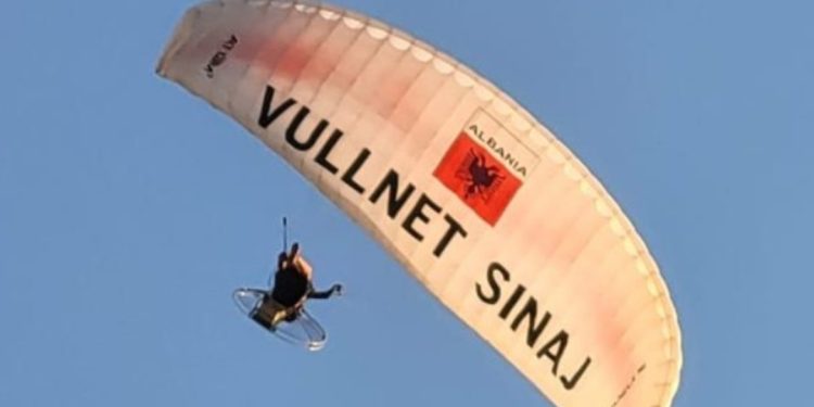 E rëndë në Himarë! Aksidentohet parashutisti me banderolën elektorale të PS/ PAMJET