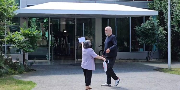 E papritur! Rama shkon në seli, një grua i pret rrugën kryeministrit/ VIDEO