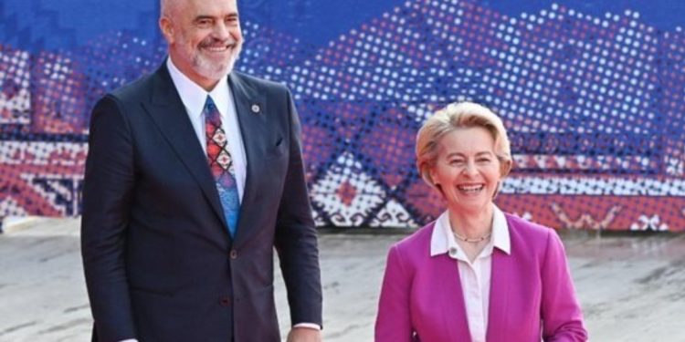 Von der Leyen uron Ramën për fitoren: Shqipëria e meriton të jetë në BE!