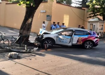 Aksident i frikshëm në mes të Tiranës, taksia përplaset me kangjellat te zona…