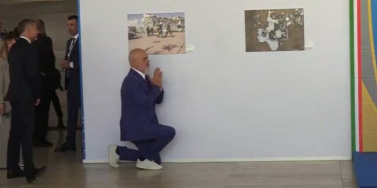 Rama e bën sërish, ulet në gjunjë para Melonit, por këtë herë ka debat