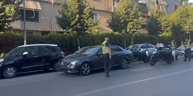Zbatohet për herë të parë “burgu”/ Parkuan makinat dysh, e pësojnë keq dy…