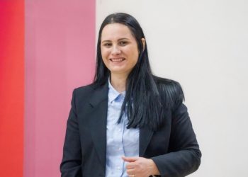PROFIL/ Kush është Maldrita Bardho që i “rrëmbeu” mandatin e deputetes Zegjine Çaushit