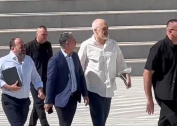 Kryeministri Rama nuk i ndahet Vlorës: Bizneset t’i heqin urgjent…