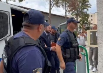 Me pranga në duar/ Kërkon lirinë, momemti kur Salianji mbërrin në Gjykatë (VIDEO)