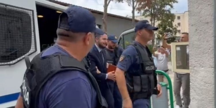 Me pranga në duar/ Kërkon lirinë, momemti kur Salianji mbërrin në Gjykatë (VIDEO)