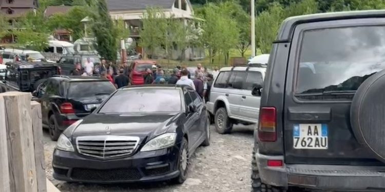 Aksioni i IKMT/ Banorët e Thethit ngrihen në protestë, bllokojnë urën që…