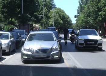 Del “urdhëri i ri”/ I jepet fund makthit të parkimeve “dyshe”, shoferi rrezikon deri në 3 vjet burg…