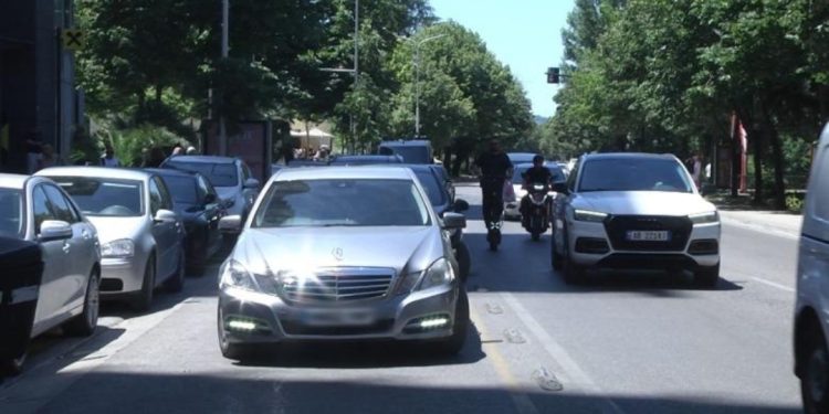 Del “urdhëri i ri”/ I jepet fund makthit të parkimeve “dyshe”, shoferi rrezikon deri në 3 vjet burg…