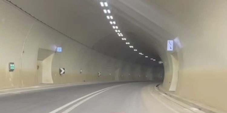 VIDEOLAJM/ Si duket tuneli Qukës-Qafë Plloçë, punimet drejt përfundimit