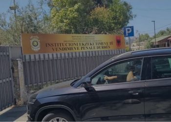 Vizitë e papritur ndaj Veliajt në burg/ E FUNDIT: Oficerët e BKH-së “zbarkojnë” në…