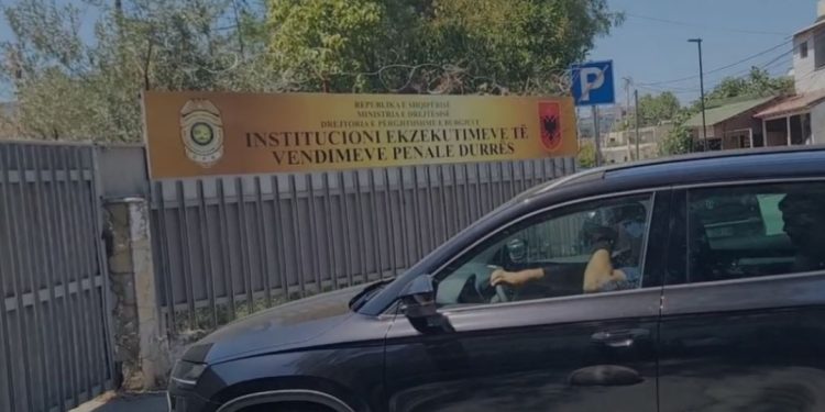 Vizitë e papritur ndaj Veliajt në burg/ E FUNDIT: Oficerët e BKH-së “zbarkojnë” në…